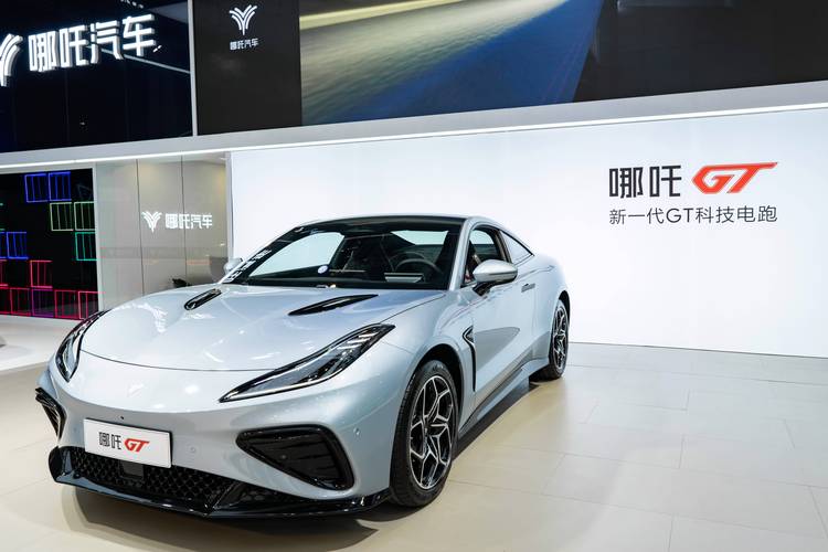 广州74哪吒汽车在智能汽车领域的表现，领途汽车在新能源汽车市场中的影响力